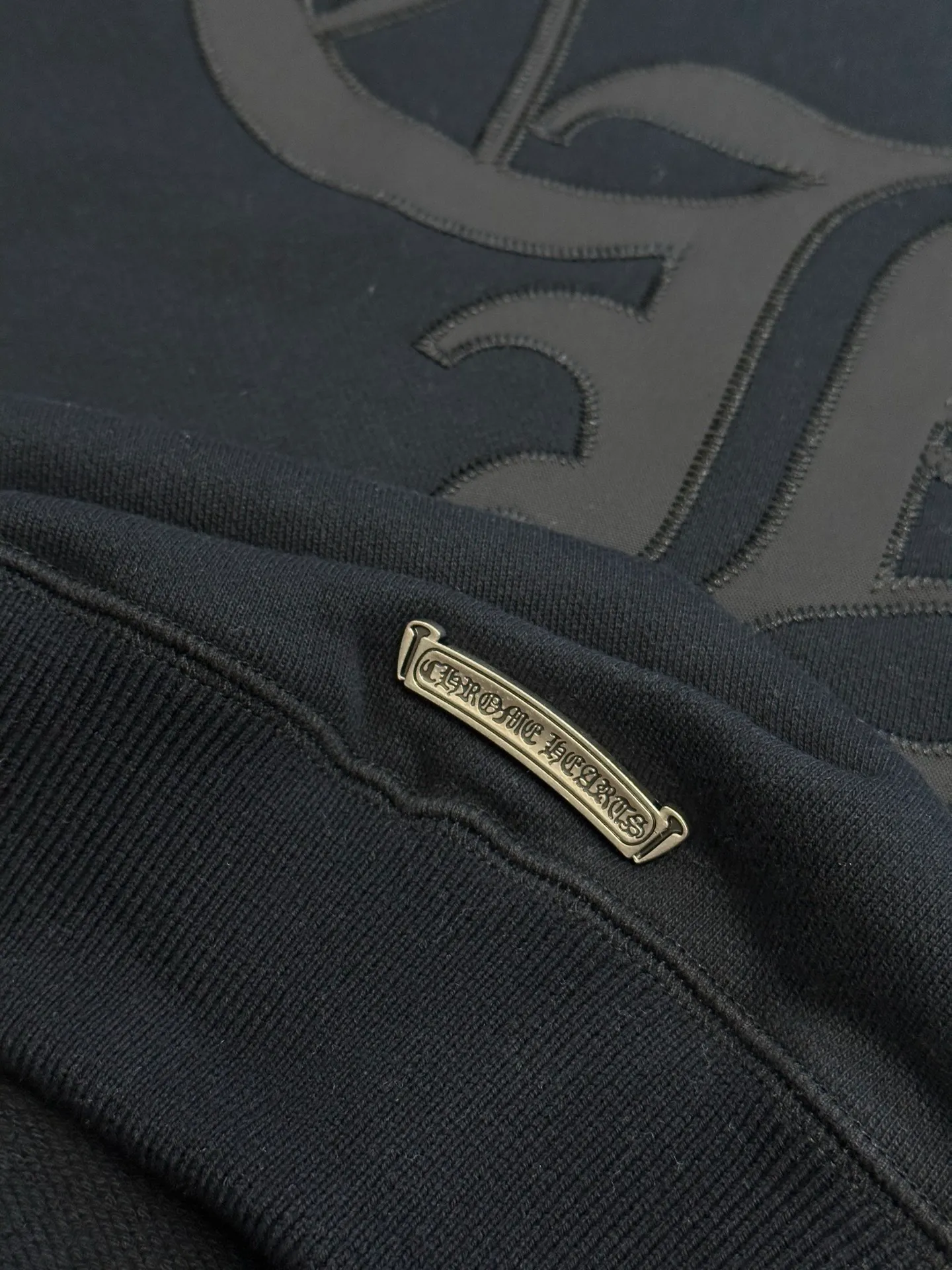 P490 Chrome Hearts Chrome Hearts Logo Hooded Sweatshirt. Customized heavy fortress intertwined air cotton, Chrome Hearts cross patch embroidery decoration on the chest, becoming the ultimate interpretation of dark gothic style. CH Gothic font is the finishing touch on the back panel, making the totem become your spiritual punctuation. The logo iron plate sways slightly with the swing of the body, adding a sense of movement and vitality.  Adopting imported machine appliqué embroidery technology, using advanced computer control systems and precision mechanical components, the Chrome Hearts logo appliqué embroidery operation is realized, presenting an embroidery effect with both clarity and three-dimensionality size: s m l xl